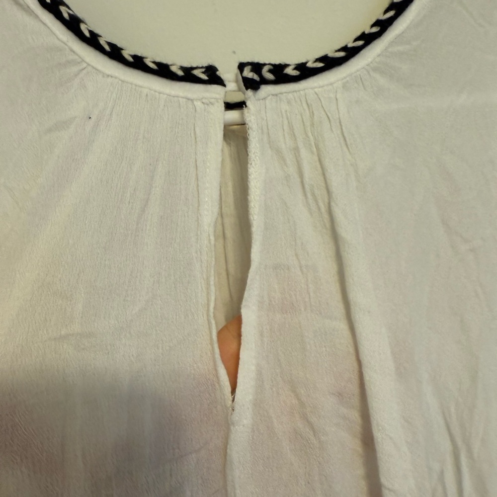 2/$30 Freeway - White Sleeveless Blouse with Black Trim – Size S - Picture 5 of 8